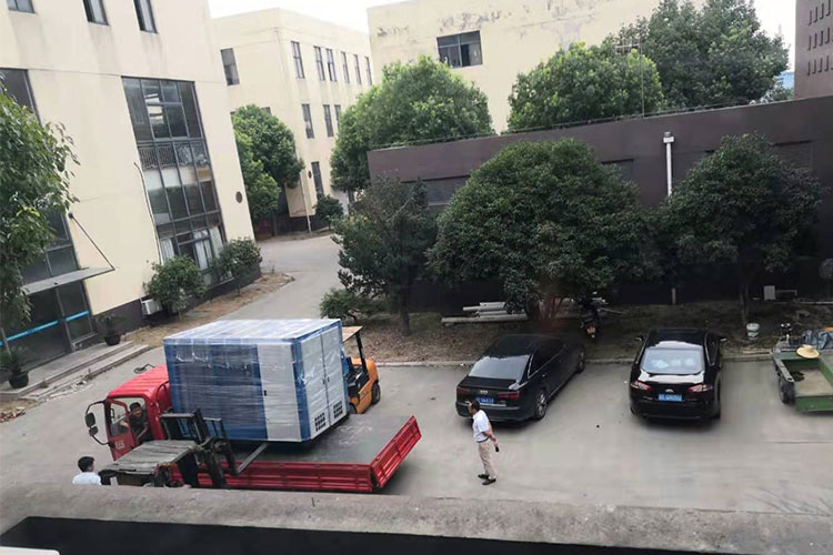 蘇州某機電科技有限公司購入權偉螺桿空壓機