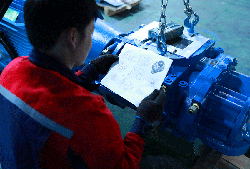 車(chē)間工人作業(yè)