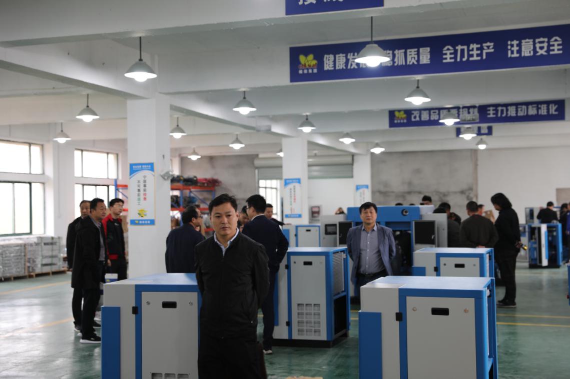 權(quán)偉螺桿空壓機(jī) 權(quán)偉螺桿空壓機(jī)