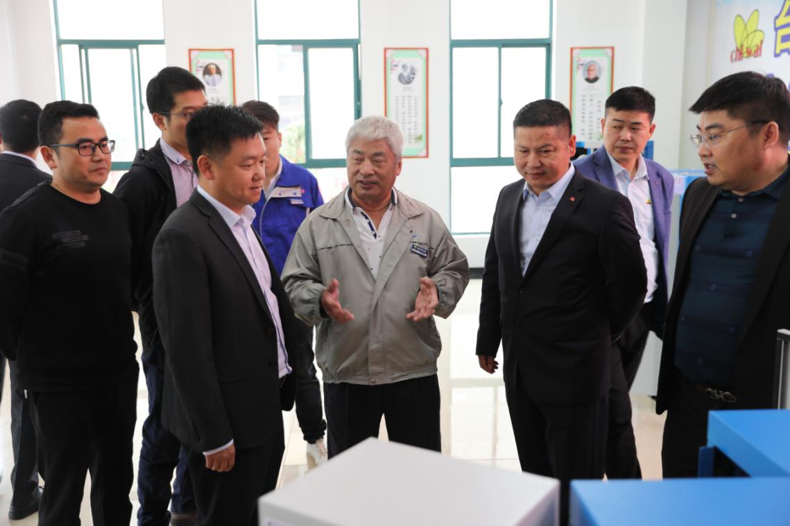 權(quán)偉激光切割螺桿空壓機(jī) 權(quán)偉激光切割螺桿空壓機(jī)