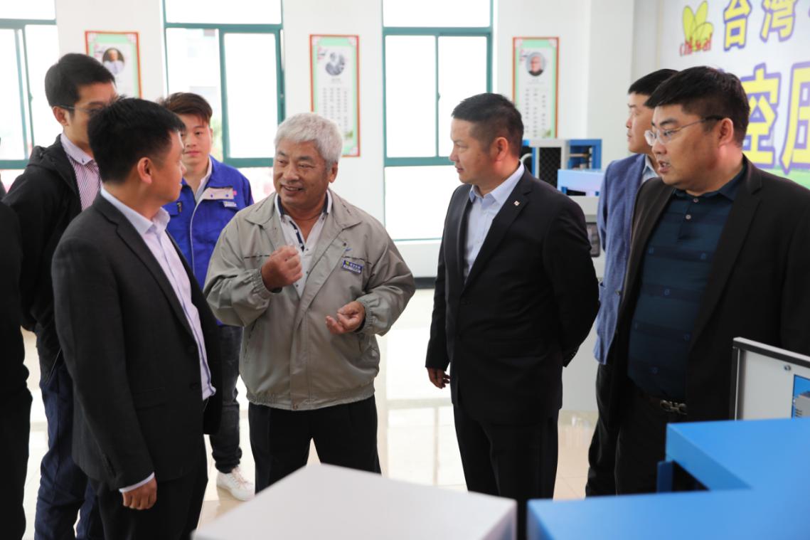 權(quán)偉螺桿空壓機(jī) 權(quán)偉螺桿空壓機(jī)