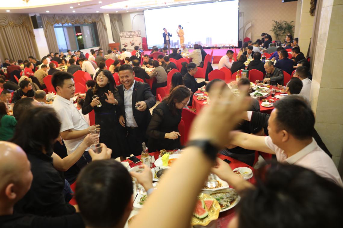 權(quán)偉集團(tuán)“答蟹會(huì)”晚宴 權(quán)偉集團(tuán)“答蟹會(huì)”晚宴